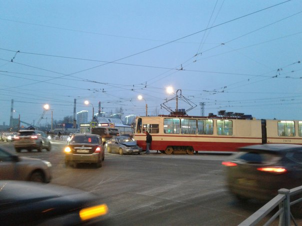 Встреча Трамвая с Нексией на пересечении ул Дыбенко и Дальневосточного для последней закончилась печ...