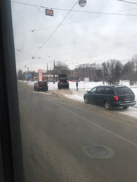 Водитель на своём автомобиле покорил гору снега, на кольце 36 трамвая Оборонной улицы