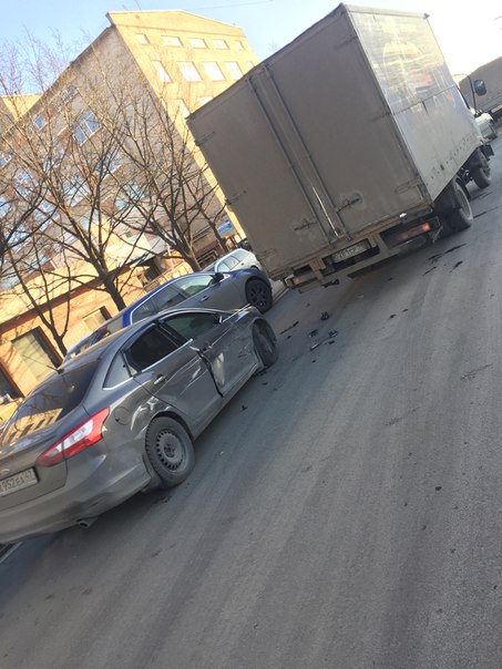 Пробка будет , жалко фордика ! Не поделили дорожную полосу . Стоят ждут ДПС ! С Ленинского на Кубин...