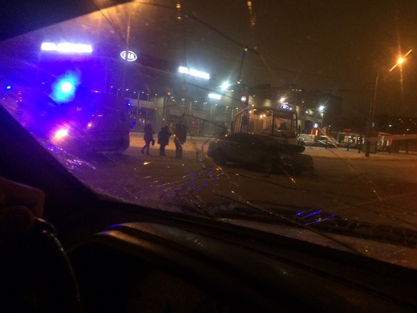 ДТП на перекрёстке Маршала Жукова и Петергофского. Девушка пострадала, все живы.