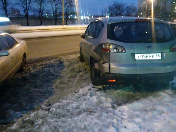 На перекрестке Пулковской и Орджоникидзе водитель не справился с задним приводом