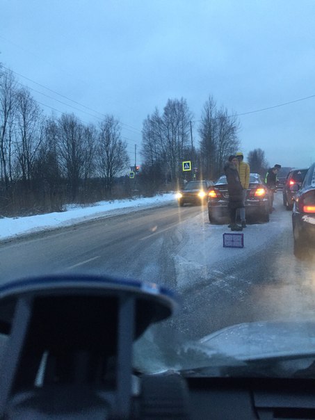 Mercedes въехал Поло в попец , на Коннолахтинской Дороге ,