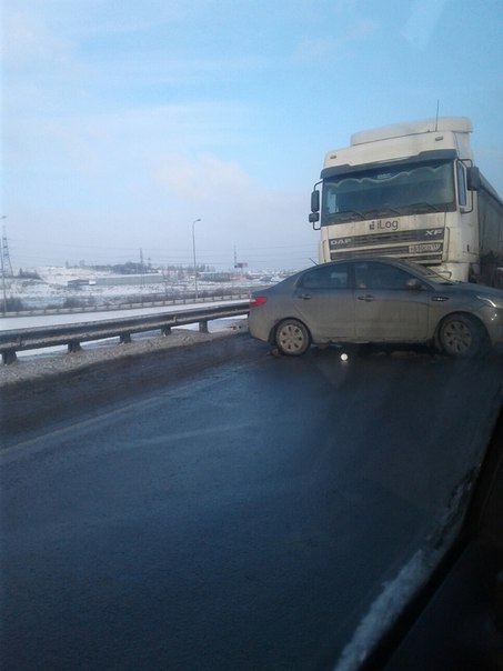 Авария на съезде с Новоприозерского шоссе. Киа хотела проскочить справа, но не смогла.