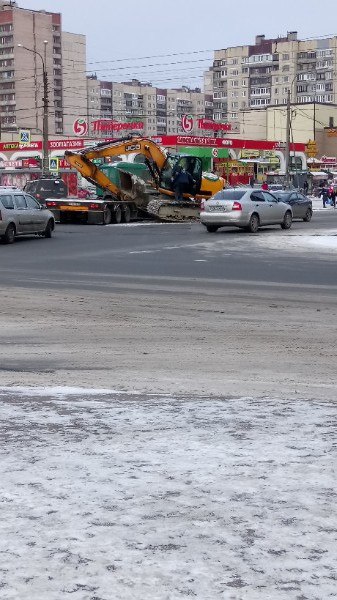 Экскаватор свалился с трала на перекрестке Бухарестской и О. Дундича.