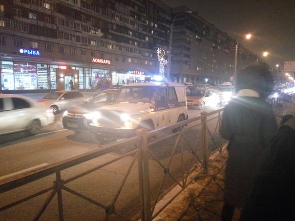 На Бухарестской перед Белы Куна, в сторону Купчино, Полицейский УАЗ притёр Аутлендер и сломал ему пр...