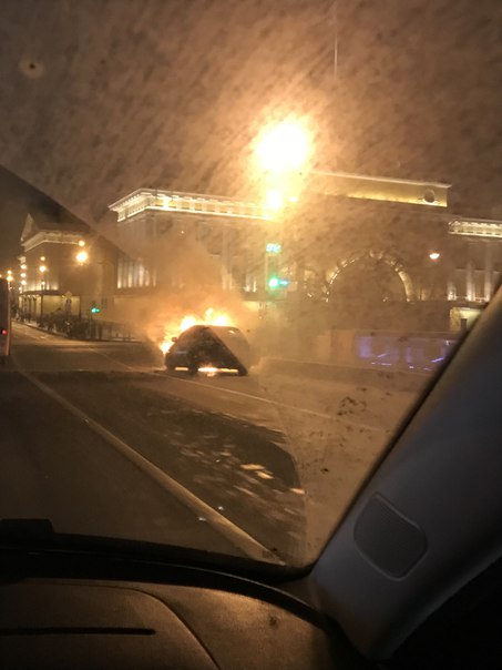 Subaru Impreza на Дворцовом мосту начала гореть, потушить не смогли и она сгорела до тла