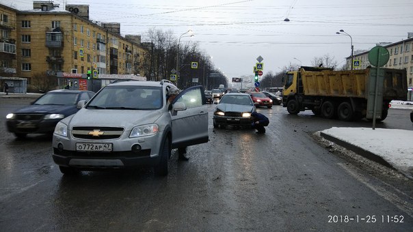 Chevrolet получил удар в задний бампер на перекрёстке Ленсовета и Орджоникидзе.