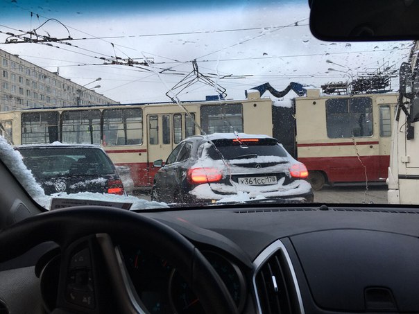 Перекрёсток Большевиков и Дыбенко практически блокирован. Стоит трамвай. Пробка и полный коллапс ..