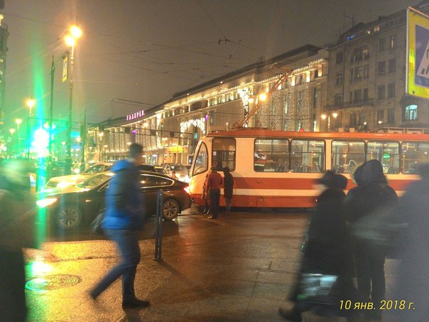 Только что на углу Лиговского пр. и Кузнечного пер. трамвай забодал бмв, перекрыли движение в сторон...