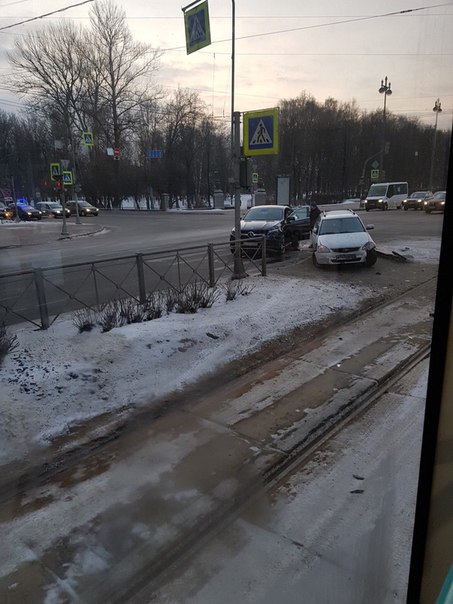 На перекрестке Московского пр. и Кузнецовой, Мурзик загнал другой автомобиль на резделительную. Левы...