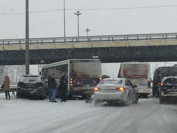 На Киевском шоссе, перед Волхонским, побились три автобуса и легковым досталось,
