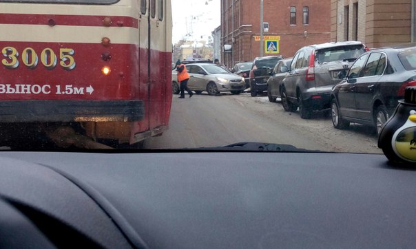 На Кондратьевском возле 15го дома дама из-за своей неопытности врезалась в припаркованные машины. Но...