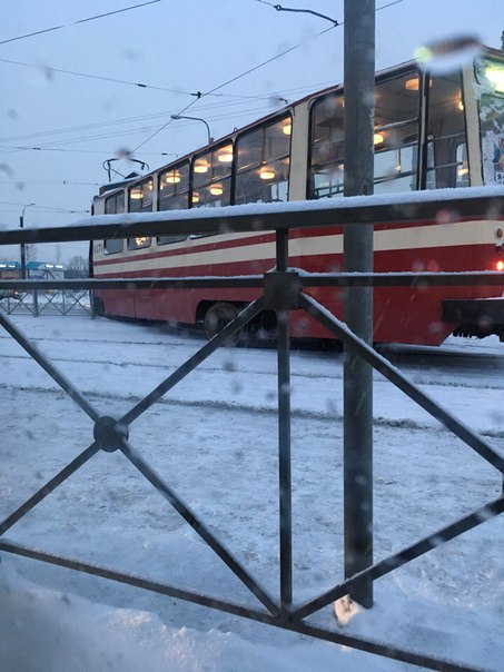 Трамвай сошел с рельсов на Казакова 22, напротив Okея