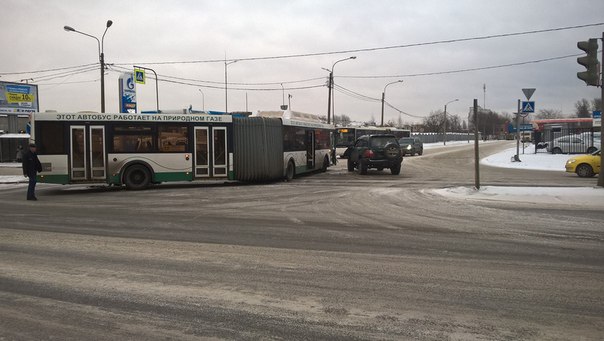 Старый Джип въехал в дверь автобусу, поворачивающего с Энергетиков на Стасовой в парк.