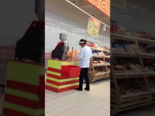 В гипермаркете "Карусель" по адресу ул. Коллонтай 3 сотрудница магазина положила хлебец, вылетевший ...