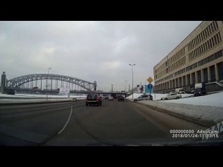 ДТП перед Малоохтинской набережной на съезде с Большеохтинского моста,
