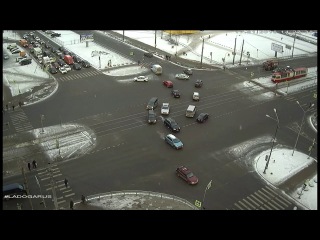 Видео очередного ДТП на перекрестке Испытателей и Сизова.