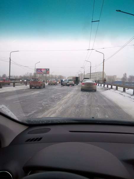 На Кушелевской дороге, в сторону Гражданки, над ЖД. Гольф поскользнулся. На спуске голый лёд , тормо...