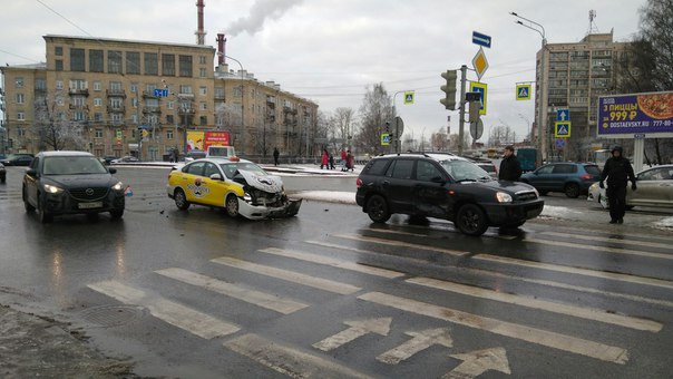 Водитель такси ехал по крайне левой полосе под уступишку , водитель хундая ехал по главной . Таксист...