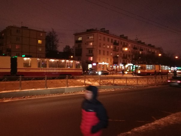 Новочеркасский пр-т, авария на Заневской площади. Трамваи стоят, на площади пробка
