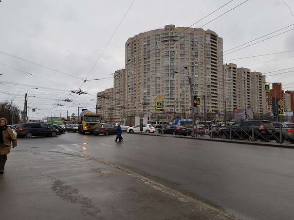 На перекрестке Ленинского и Маршала Жукова светофор мигает желтым. Начинается коллапс.