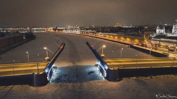 В Петербурге развели Тучков мост.
