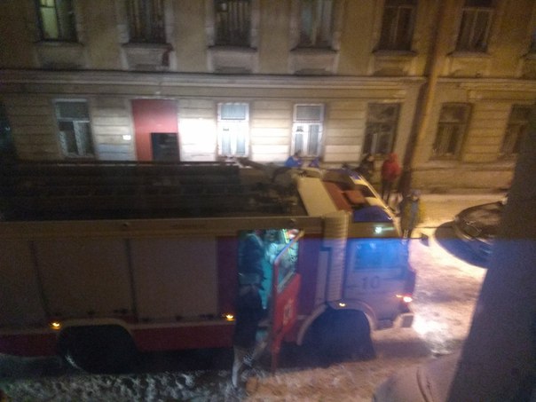 На Петроградке в доме 9 по улице Полозова пожар. Жильцов эвакуируют.