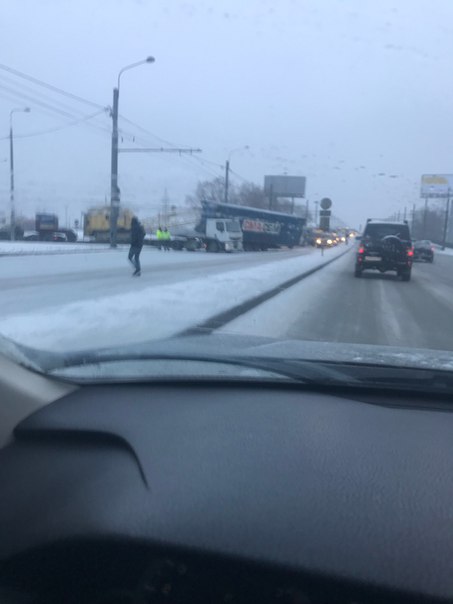 Непонятное ДТП с двумя фурами на Маршала Жукова, на спуске с Автовского путепровода, напротив ТЦ Мар...