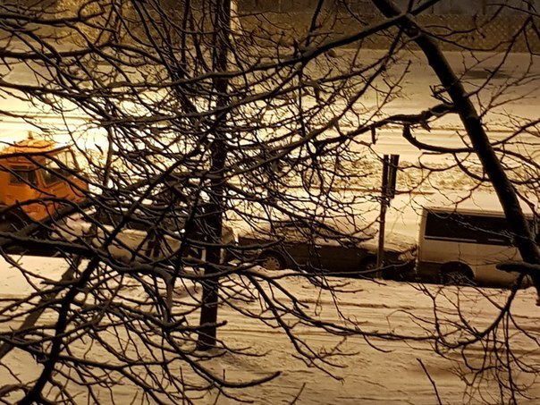 Ночью на Коллонтай 41/1 снегоуборочная машина сделала паровозик.