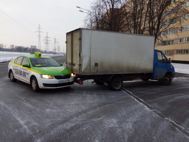 На Петергофском шоссе , парень с арбузами начал сдавать назад, не убедившись в отсутствии помех.