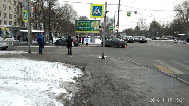 Авария на перекрестке Бассейной и Новоизмайловского. Реанимация на месте, пробки нет.