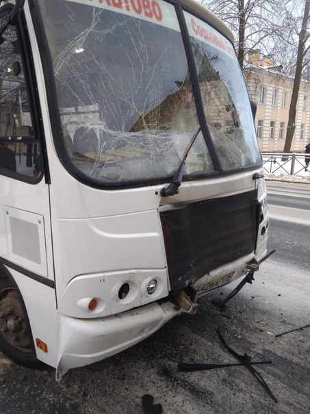 Маршрутка не успела остановиться и влетела в автобус в Петергофе на остановке "Больница". 10 минут н...