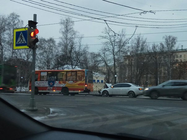 Skoda въехала в маршрутку на перекрестке Среднего пр. и ул. Шевченко.