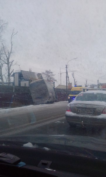 На въезде в Янино-1, напротив ПЕТРОСПОРТа, автобус в кювете и врезался в забор, реанимация только пр...