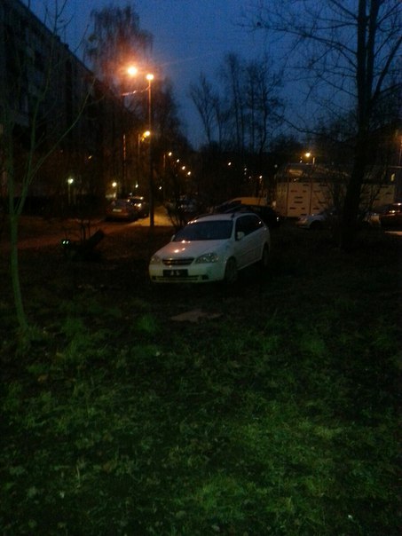 Кто-то решил в новогоднюю ночь покататься по газонам во дворах на Софийской и потерпел фиаско. Вчера...