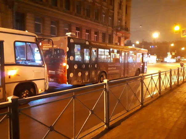 На Чкаловском проспекте 191 автобус догнала 120 маршрутка
