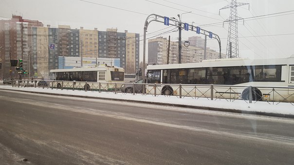 Автобус не пустил на выделенку на Косыгина. Пробка есть, выделенка перекрыта, автобусы стоят в пробк...