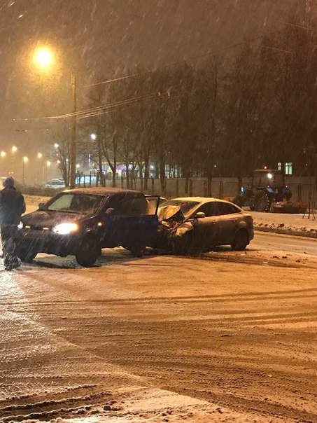 С Новым годом на Есенина, 1, первая машина стояла на поворот во двор, сзади прилетела белая машина.
