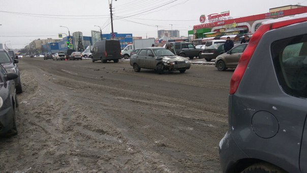 На пересечении Бухарестской улицы и Олеко Дундича столкнулись 3 машины