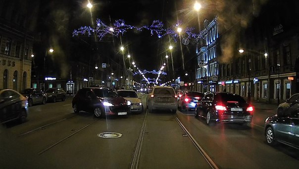 На Загородном проспекте «Южный» пилот на Opel Vectra наказал Peugeot за разворот с крайнего правого ря...