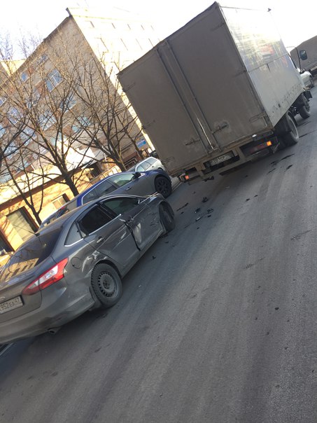 Пробка будет , жалко фордика ! Не поделили дорожную полосу . Стоят ждут ДПС ! С Ленинского на Кубин...