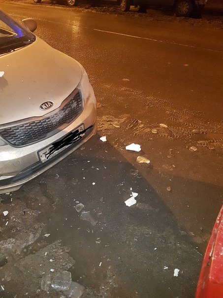 25 января на Зверинской д.2, около бара, отвалилась штукатурка из-за высокой влажности и таяния льда...