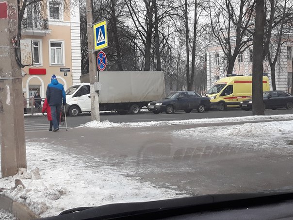 На Санкт-Петербургском проспекте 37 остановилась на светофоре Газель с пензенскими номерами (58 реги...