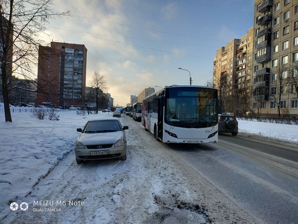 По проспекту Энтузиастов к ул. Коммуны стоят автобусы，один сломался другие не едут, потому что им за...