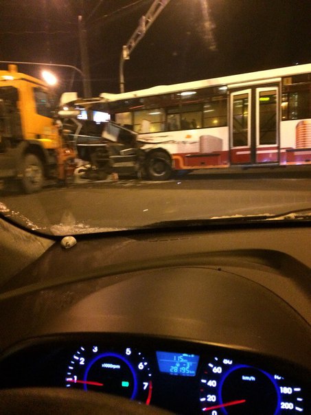 Грузовик протаранил автобус на перекрёстке наб. Обводного канала и Боровой улицы