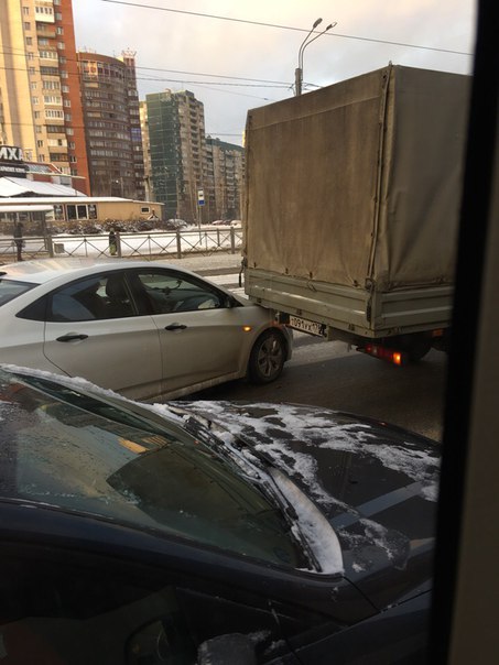 На Коллонтай у дома 17к2, Solaris въехал под кузов Газели, около метро Большевиков в среднем ряду, п...