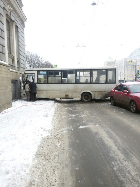 На Загородном 56, около Витебского вокзала, Маршрутка дала угла в дом