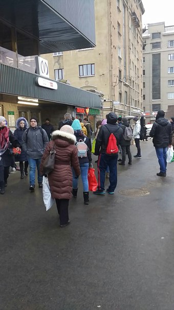 С 16:12 станция метро Лесная закрыта в связи с обнаружением бесхозного предмета.
