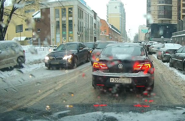 На Киевской двое чпокнули BMW... Стоят и грустят... Объезд по встречной полосе.