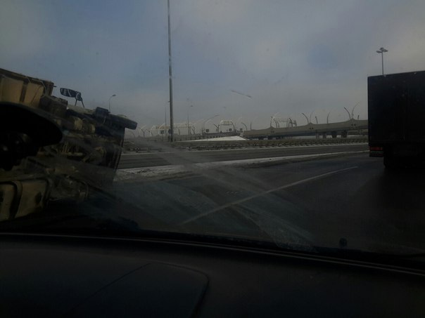 На съезде на КАД в сторону Пулково с ЗСД завалился грузовик.